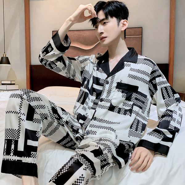 Bộ pijama nam lụa dài tay họa tiết đen trắng caro và hình khối hiện đại ngồi trên giường