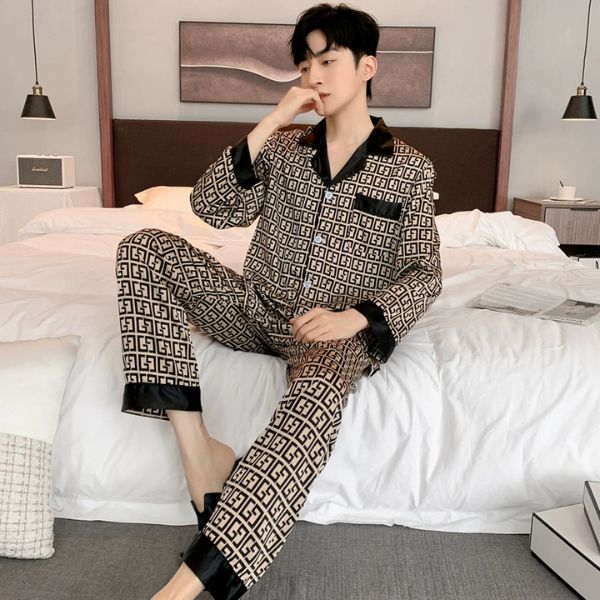 Bộ pijama nam dài tay họa tiết hình học màu be đen chất lụa mặc trong phòng ngủ hiện đại