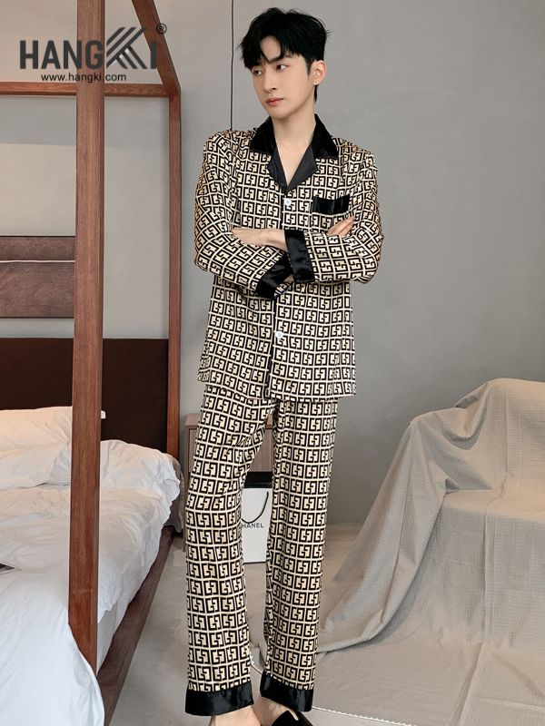 Bộ pijama nam lụa họa tiết hình học màu be đen tay dài quần dài sang trọng trong phòng ngủ