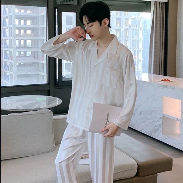 Bộ đồ ngủ nam dài tay màu trắng kẻ sọc chất liệu mỏng nhẹ mặc trong phòng khách hiện đại