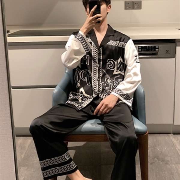 Bộ đồ ngủ lụa nam màu đen trắng họa tiết chữ, dáng rộng, người mẫu ngồi chụp gương