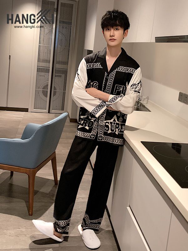Nam giới mặc bộ pijama lụa đen trắng họa tiết chữ đứng trong bếp hiện đại