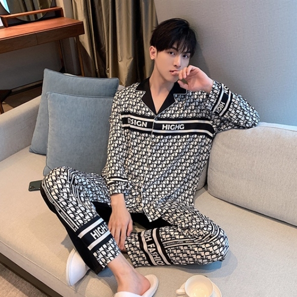 Bộ pijama nam dài tay họa tiết đen trắng chất liệu lụa, dáng rộng mặc ở nhà trên ghế sofa