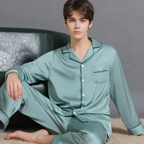 Nam giới mặc bộ pijama lụa màu xanh pastel dài tay quần dài ngồi trên ghế sofa