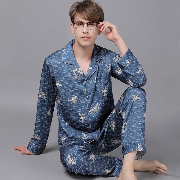 Bộ pijama lụa nam màu xanh họa tiết ong cao cấp dành cho mùa hè