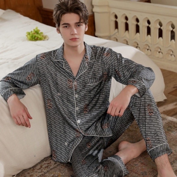Bộ pijama dài tay nam màu xám họa tiết, chất vải mềm mặc ở nhà trên giường ngủ