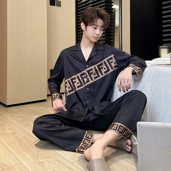 Bộ đồ ngủ lụa nam màu đen họa tiết chữ Fendi màu nâu, dáng rộng, cổ bẻ, quần dài