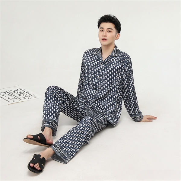 Bộ pijama nam dài tay họa tiết xanh trắng chất liệu mỏng nhẹ người mẫu ngồi trên nền trắng