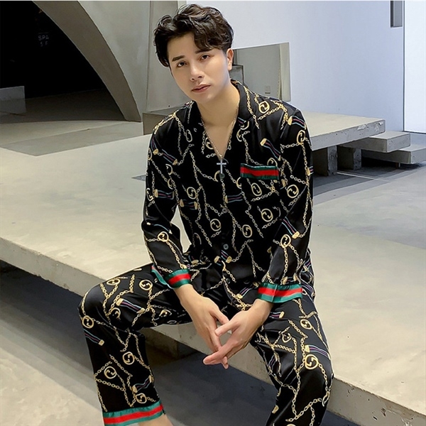 Bộ pijama lụa nam màu đen họa tiết xích vàng viền xanh đỏ thời trang