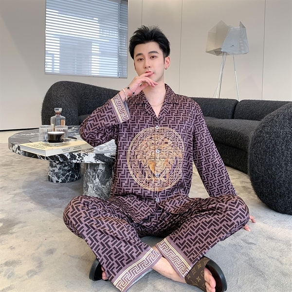 Bộ pijama nam dài tay màu nâu họa tiết hình học và hình sư tử vàng, chất liệu lụa mặc trong phòng khách hiện đại