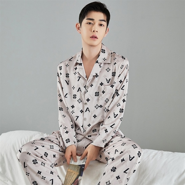 Bộ pijama lụa nam màu be họa tiết chữ và hình học đen, dáng dài tay quần dài