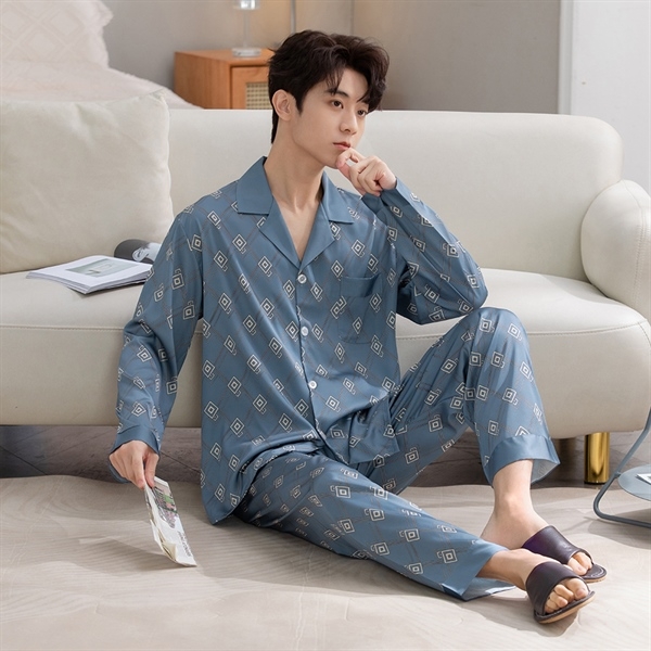 Bộ pijama nam lụa màu xanh họa tiết hình vuông, dáng dài tay quần dài, phong cách mặc nhà thoải mái