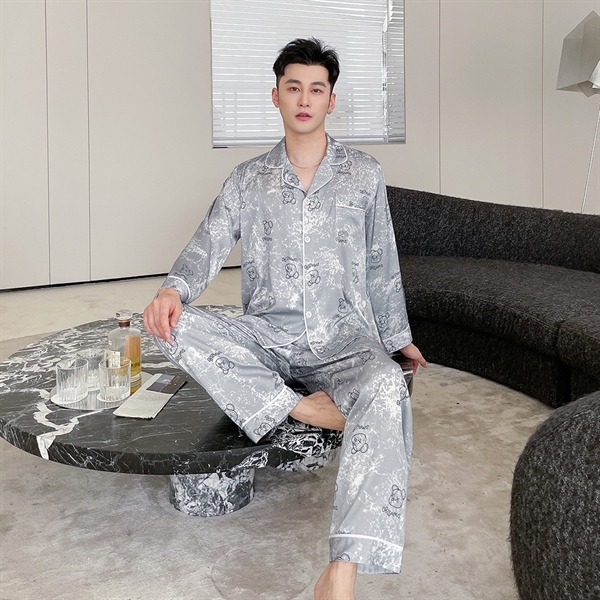 Bộ pijama lụa nam màu xám họa tiết hoa văn, dáng dài tay quần dài, mặc trong phòng khách hiện đại