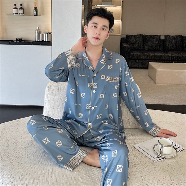 Bộ pijama lụa nam màu xanh họa tiết ô vuông, dáng dài tay quần dài, người mẫu ngồi thư giãn trong phòng khách