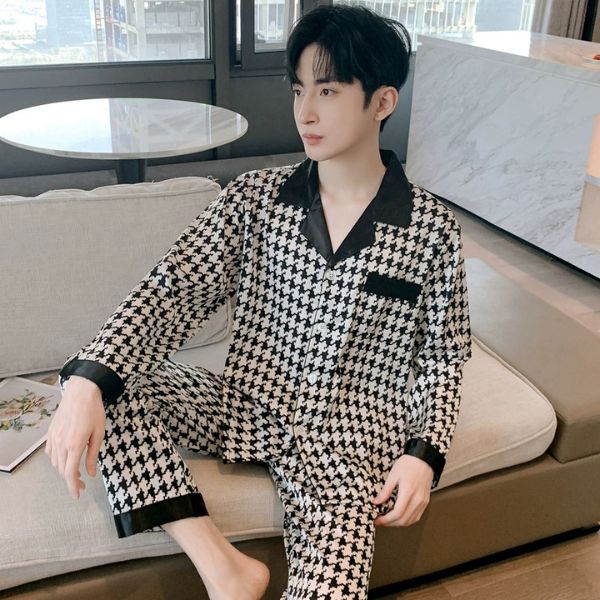 Bộ pijama nam dài tay họa tiết caro trắng đen chất lụa bóng ngồi trên ghế sofa