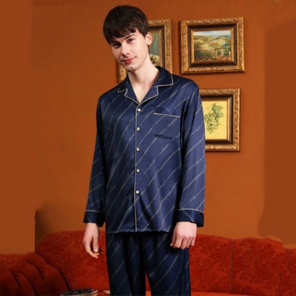 Bộ pijama lụa nam màu xanh navy dài tay quần dài sọc mảnh đứng trong phòng khách