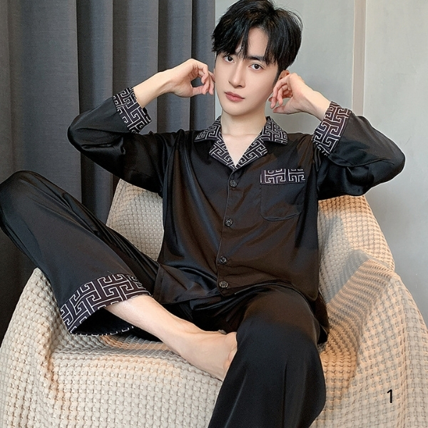 Bộ pijama lụa nam màu đen tay dài cổ bẻ họa tiết viền ngồi trên ghế sofa