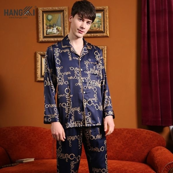 Bộ pijama lụa nam màu xanh navy in chữ vàng dài tay quần dài cao cấp