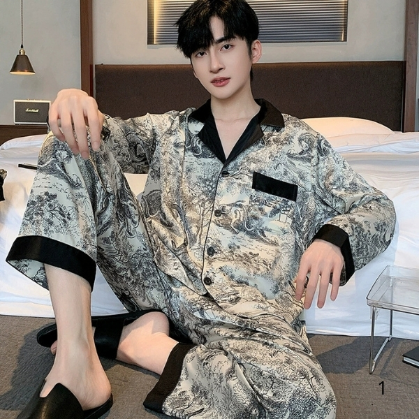 Bộ pijama lụa nam dài tay họa tiết trắng đen viền đen mặc trong phòng ngủ