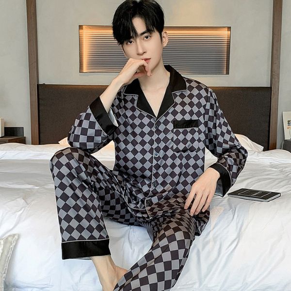 Bộ pijama lụa nam họa tiết caro xám đen dài tay quần dài ngồi trên giường ngủ