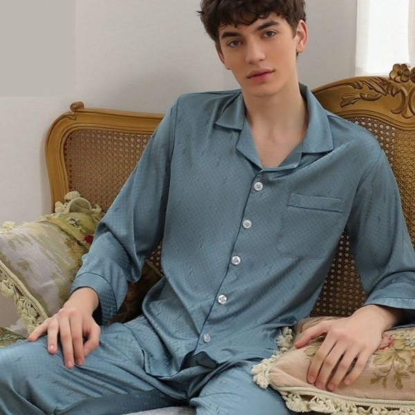 Bộ pijama lụa màu xanh cho nam tay dài quần dài, thiết kế cổ bẻ cài khuy trước