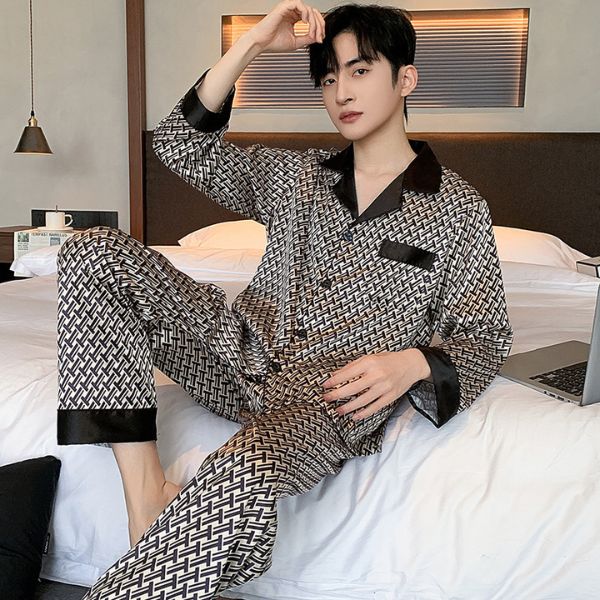 Bộ pijama lụa nam dài tay họa tiết hình học màu be đen mặc trong phòng ngủ hiện đại