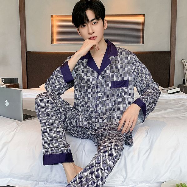 Bộ pijama nam dài tay họa tiết caro xanh tím chất lụa mặc trong phòng ngủ hiện đại