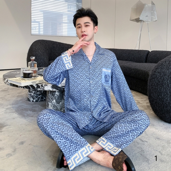 Nam giới mặc bộ pijama lụa họa tiết xanh ngồi trên sàn phòng khách hiện đại