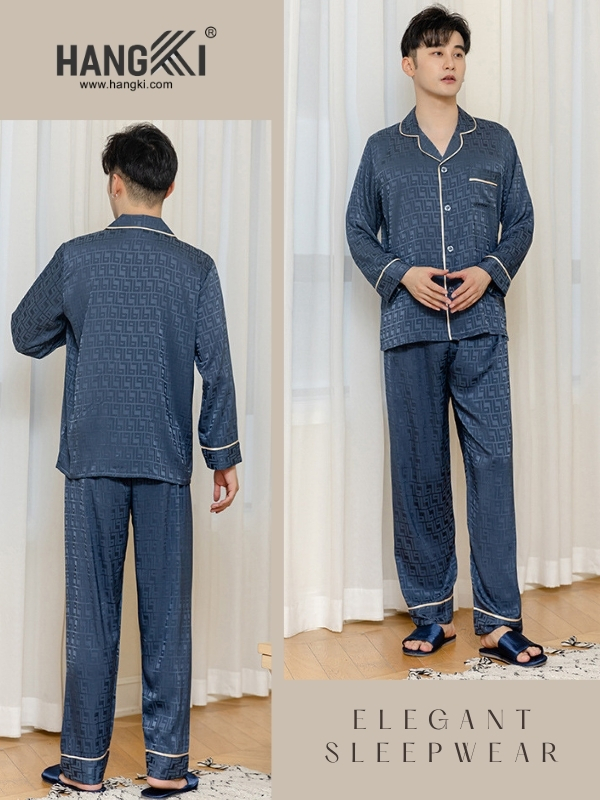 Nam người mẫu mặc bộ pijama lụa xanh navy họa tiết của Hangki, dáng dài tay quần dài