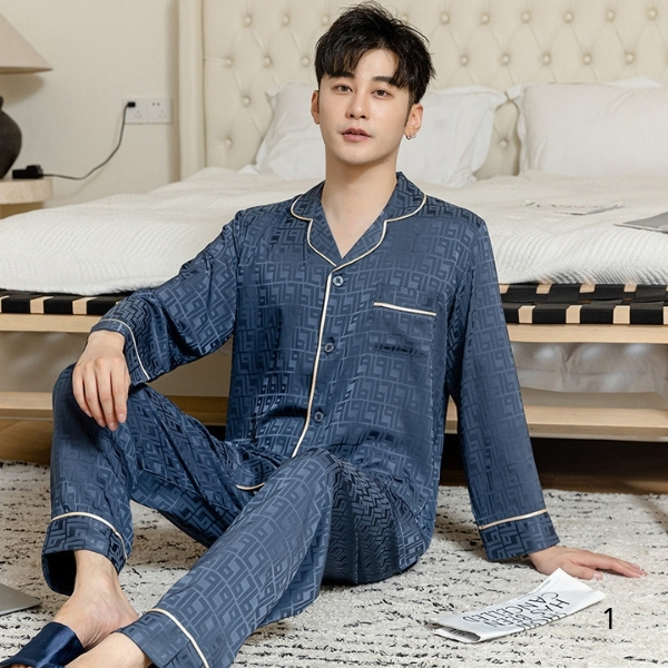 Nam giới mặc bộ pijama lụa dài tay màu xanh đậm họa tiết kẻ ngồi trên sàn cạnh giường ngủ