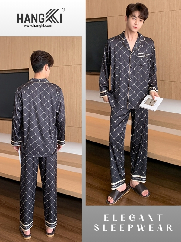 Nam người mẫu mặc bộ pijama lụa nam HANGKI màu đen họa tiết caro đứng trong phòng ngủ hiện đại