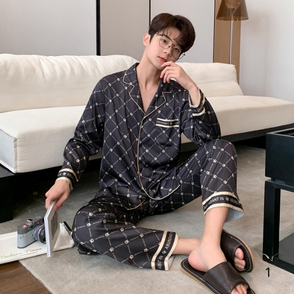 Nam giới mặc bộ pijama lụa dài tay màu đen họa tiết chữ ngồi thư giãn trong phòng khách