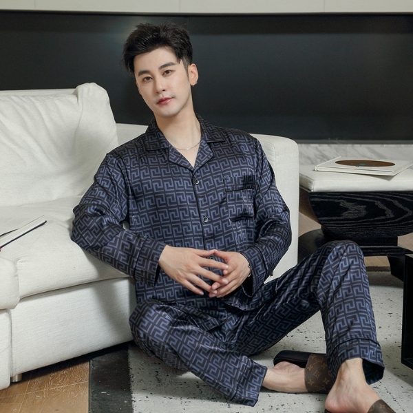 Bộ pijama lụa nam màu xám họa tiết hình học người mẫu ngồi trên ghế sofa