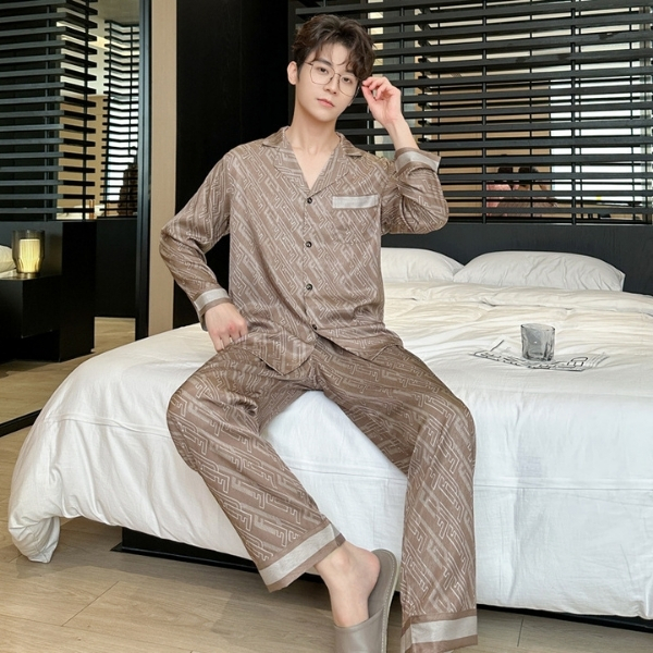 Bộ pijama lụa nam màu nâu dài tay quần dài họa tiết kẻ ngồi trên giường ngủ hiện đại