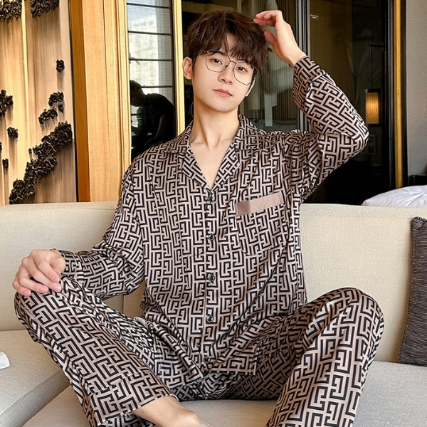 Nam giới mặc bộ pijama lụa dài tay họa tiết hình học màu nâu đen ngồi trên ghế sofa