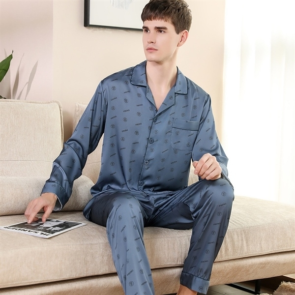 Bộ pijama lụa nam màu xanh dài tay quần dài họa tiết nhỏ ngồi trên ghế sofa