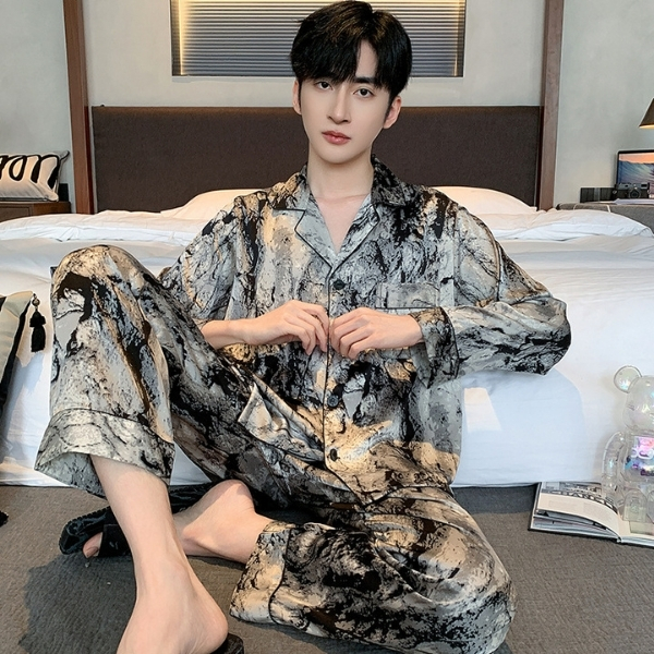 Bộ pijama lụa nam dài tay họa tiết loang màu xám đen thời trang ngồi trên giường ngủ