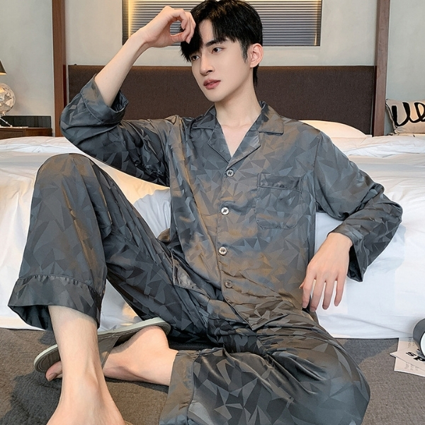 Bộ pijama lụa nam màu xám họa tiết hình học, dáng dài tay quần dài, mặc trong phòng ngủ