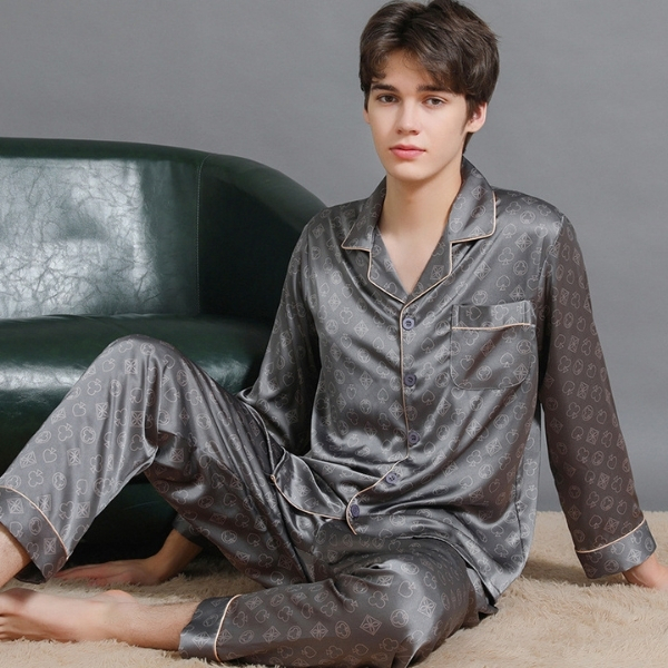 Nam giới mặc bộ pijama lụa màu xám dài tay quần dài ngồi trên ghế sofa xanh