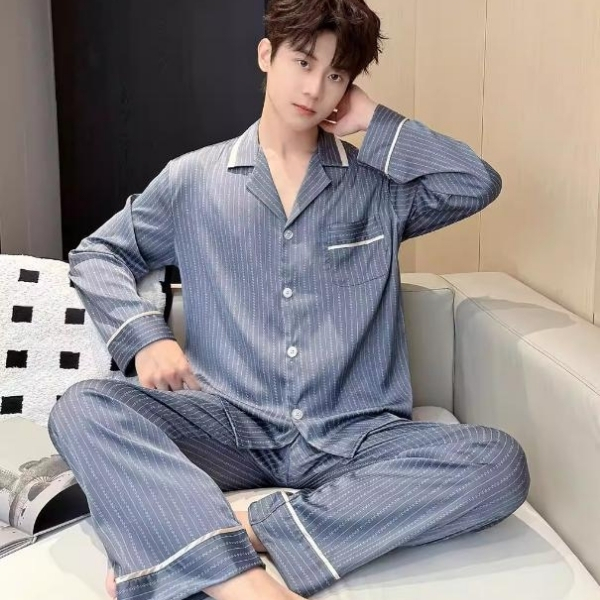 Bộ pijama nam dài tay chất lụa màu xanh kẻ sọc, cổ bẻ, cài khuy, người mẫu ngồi trên sofa