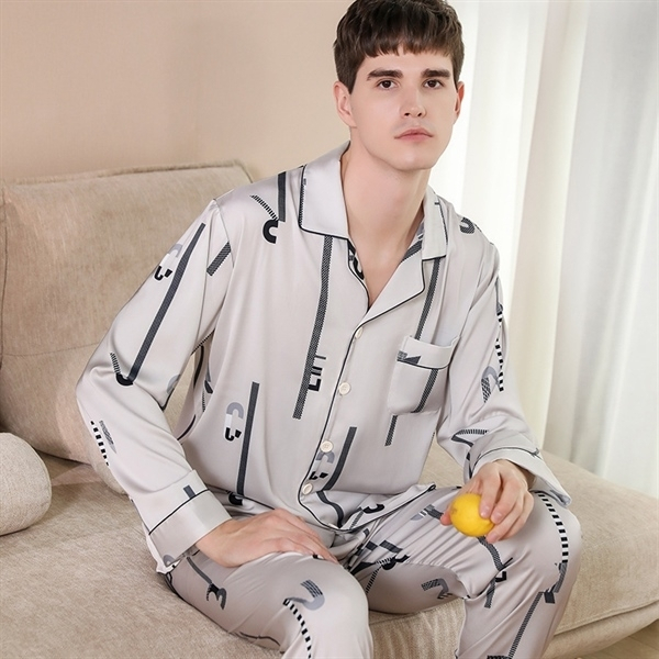 Bộ pijama lụa nam màu xám họa tiết chữ cách điệu, tay dài quần dài, người mẫu ngồi trên sofa