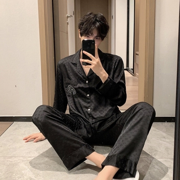 Bộ pijama lụa nam màu đen dài tay quần dài, dáng rộng thoải mái ngồi chụp gương
