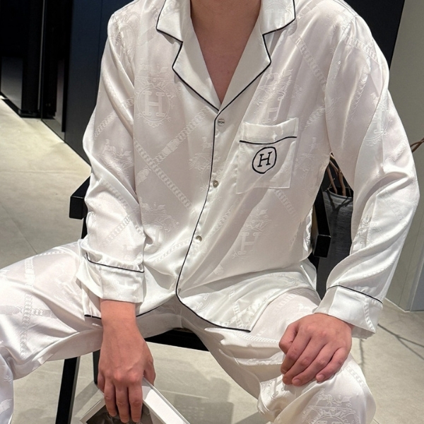 Bộ pijama lụa trắng dài tay cho nam, viền đen, túi ngực in chữ H