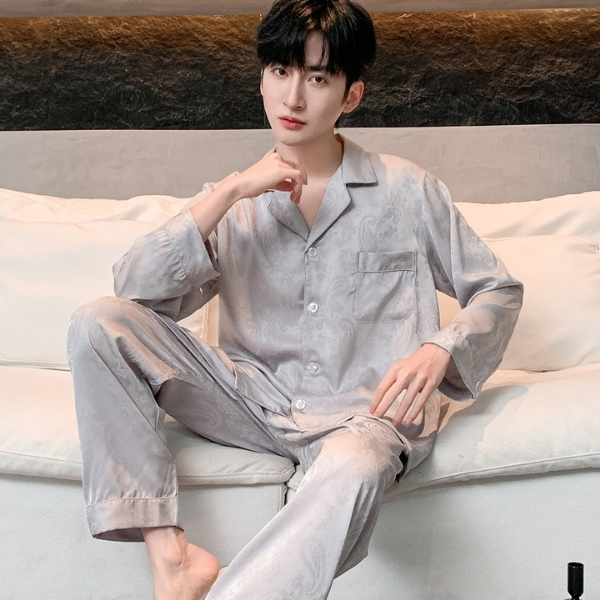 Bộ pijama lụa nam màu xám dài tay quần dài họa tiết nhẹ nhàng mặc ở nhà trên ghế sofa