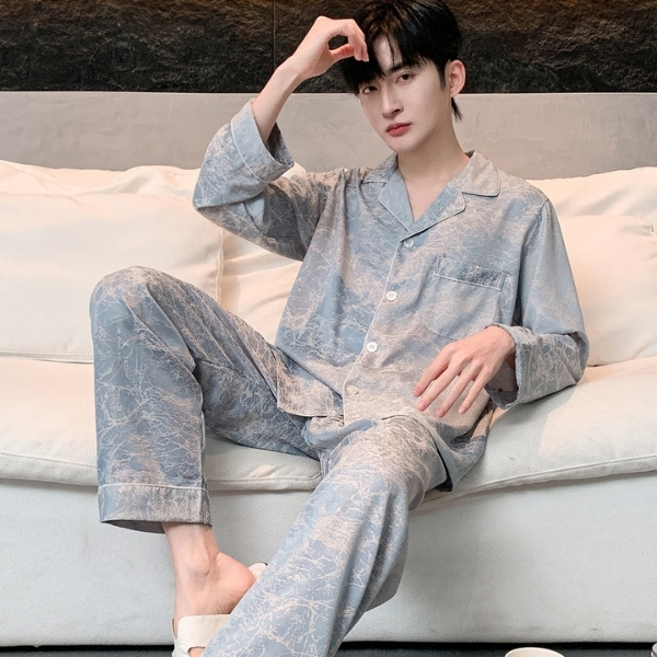 Nam giới mặc bộ pijama lụa dài tay màu xám họa tiết ngồi trên ghế sofa