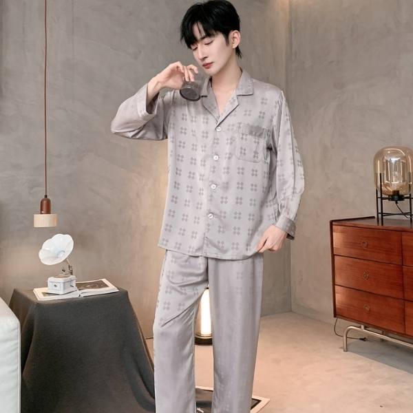 Bộ pijama lụa nam màu xám dài tay quần dài họa tiết nhỏ mặc trong phòng ngủ hiện đại