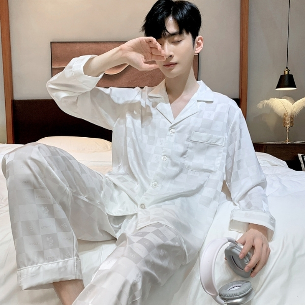 Bộ pijama lụa nam màu trắng dài tay quần dài họa tiết caro ngồi trên giường ngủ