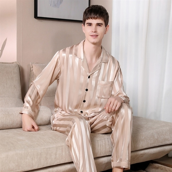 Bộ pijama lụa nam màu be kẻ sọc dài tay quần dài, cúc đen, người mẫu ngồi trên ghế sofa