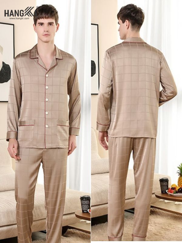 Bộ pijama lụa nam màu be dài tay quần dài kẻ ô vuông mặc trong phòng khách