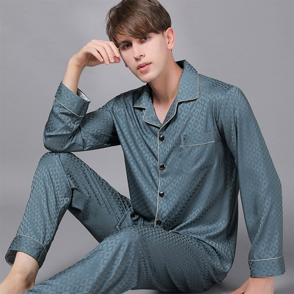 Bộ pijama lụa nam màu xanh xám dài tay quần dài họa tiết caro ngồi tạo dáng